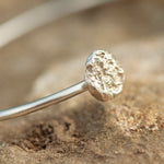 Cargar imagen en el visor de la galería, OOAK Edge elegance bracelet in silver #2 • 6cm (ready-to-ship)