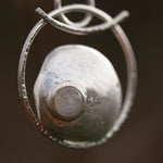 Lade das Bild in den Galerie-Viewer, OOAK • Silver Pebble pendant with White labradorite #4 (ready to ship)