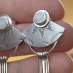 Lade das Bild in den Galerie-Viewer, OOAK Aina earrings #10 • White Labradorite & Onyx (ready to ship)