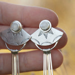 Lade das Bild in den Galerie-Viewer, OOAK Aina earrings #10 • White Labradorite & Onyx (ready to ship)