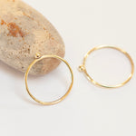 Afbeelding in Gallery-weergave laden, OOAK Simple ring in 18k yellow gold with tiny dot • sizes 51,5 & 54 (ready-to-ship)