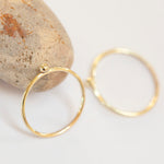 Afbeelding in Gallery-weergave laden, OOAK Simple ring in 18k yellow gold with tiny dot • sizes 51,5 & 54 (ready-to-ship)