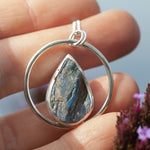 Cargar imagen en el visor de la galería, OOAK Mae pendant in silver #34 • rough Labradorite (Ready to ship)