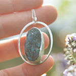 Afbeelding in Gallery-weergave laden, OOAK Mae pendant in silver #35 • rough Labradorite (Ready to ship)