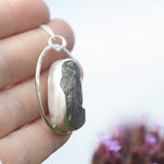 Afbeelding in Gallery-weergave laden, OOAK Mae pendant in silver #35 • rough Labradorite (Ready to ship)