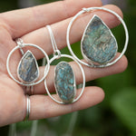 Cargar imagen en el visor de la galería, OOAK Mae pendant in silver #34 • rough Labradorite (Ready to ship)