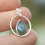Afbeelding in Gallery-weergave laden, OOAK Mae pendant in silver #40 • Labradorite (Ready to ship)