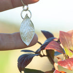 Afbeelding in Gallery-weergave laden, OOAK Blueberry Leaf pendant in silver #7 (ready to ship)