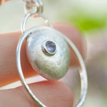 Lade das Bild in den Galerie-Viewer, OOAK • Silver Pebble pendant with Tanzanite #9 (ready to ship)