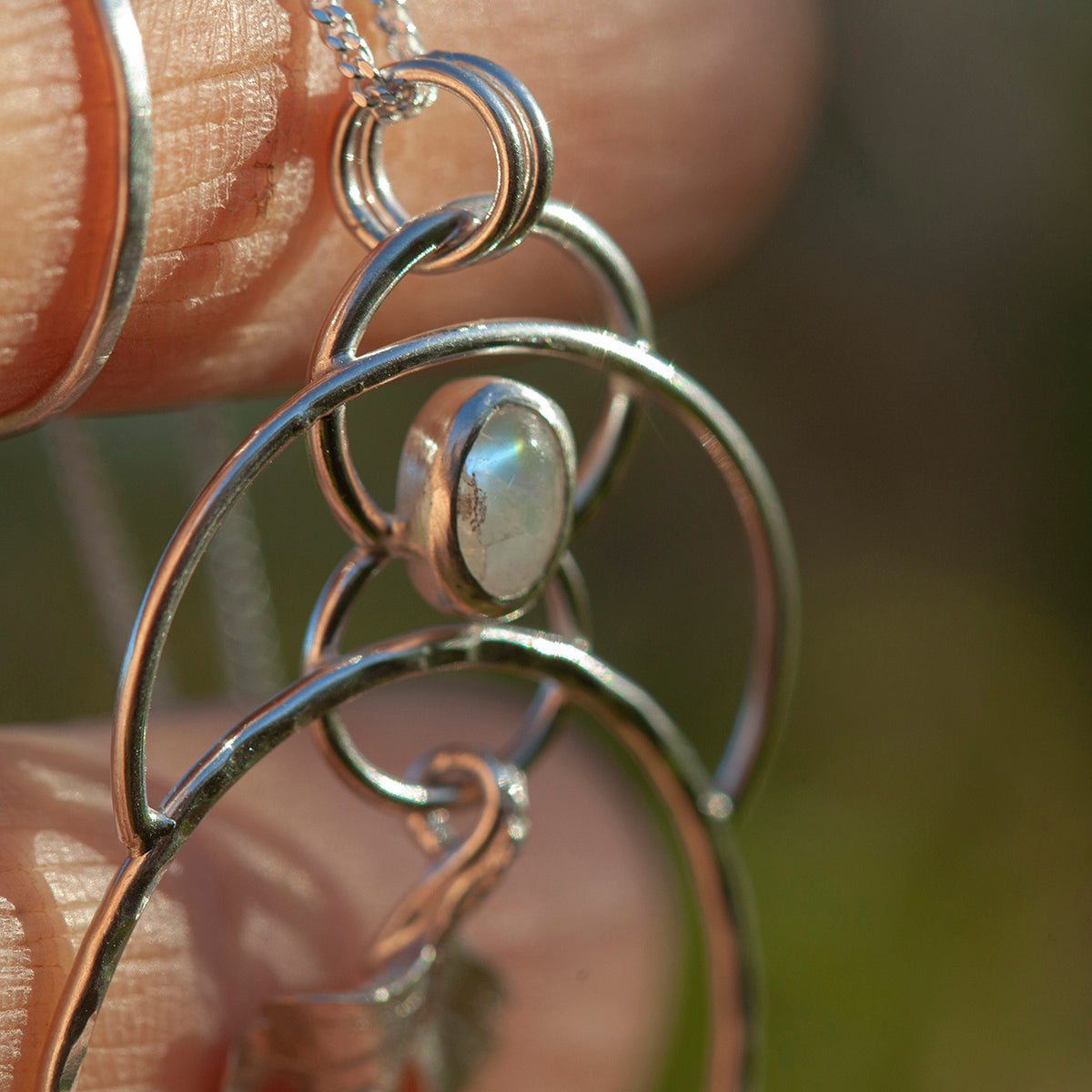 Pièce unique Pendentif feuille en argent #6 • Labradorite blanche & cyanite (prêt à expédier)