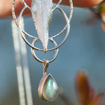 Charger l'image dans la galerie, OOAK Leaf pendant in silver #8 • Labradorite (ready to ship)