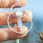 Charger l'image dans la galerie, OOAK Leaf pendant in silver #7 • White Labradorite ~ Rainbow Moonstone (ready to ship)