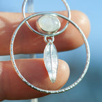 Charger l'image dans la galerie, OOAK Leaf pendant in silver #7 • White Labradorite ~ Rainbow Moonstone (ready to ship)