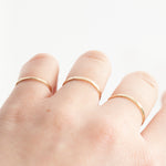 Afbeelding in Gallery-weergave laden, Simple hammered solid 14k gold ring (ready to ship)