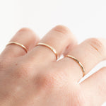 Afbeelding in Gallery-weergave laden, Simple hammered solid 14k gold ring (ready to ship)