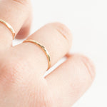 Afbeelding in Gallery-weergave laden, Simple hammered solid 14k gold ring (ready to ship)