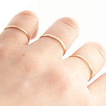 Afbeelding in Gallery-weergave laden, Simple hammered solid 14k gold ring (ready to ship)