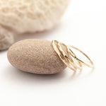 Afbeelding in Gallery-weergave laden, Simple hammered solid 14k gold ring (ready to ship)