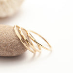 Afbeelding in Gallery-weergave laden, Simple hammered solid 14k gold ring (ready to ship)