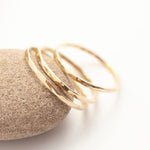 Afbeelding in Gallery-weergave laden, Simple hammered solid 14k gold ring (ready to ship)
