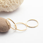 Afbeelding in Gallery-weergave laden, Simple hammered solid 14k gold ring (ready to ship)