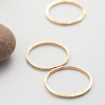 Afbeelding in Gallery-weergave laden, Simple hammered solid 14k gold ring (ready to ship)