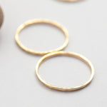 Afbeelding in Gallery-weergave laden, Simple hammered solid 14k gold ring (ready to ship)