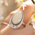 Cargar imagen en el visor de la galería, Kaha ring with moonstone ~ size 52,5 (ready to ship)
