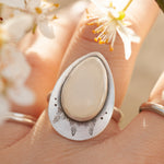Cargar imagen en el visor de la galería, Kaha ring with moonstone ~ size 52,5 (ready to ship)