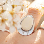 Cargar imagen en el visor de la galería, Kaha ring with moonstone ~ size 52,5 (ready to ship)