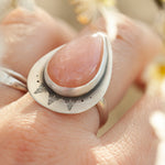 Afbeelding in Gallery-weergave laden, Kaha ring with peach moonstone ~ size 57,25 (ready to ship)