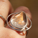 Afbeelding in Gallery-weergave laden, OOAK ring with captured plant #3 • clear quartz ~ size 59 (ready to ship)