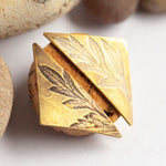 Lade das Bild in den Galerie-Viewer, OOAK earrings with plant imprint #2 • brass (ready-to-ship)
