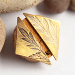 Lade das Bild in den Galerie-Viewer, OOAK earrings with plant imprint #2 • brass (ready-to-ship)
