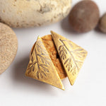 Lade das Bild in den Galerie-Viewer, OOAK earrings with plant imprint #3 • brass (ready-to-ship)
