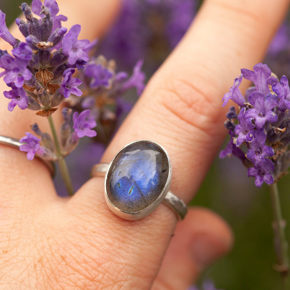 Bague en argent avec cabochon de labradorite, réalisée pendant le cours