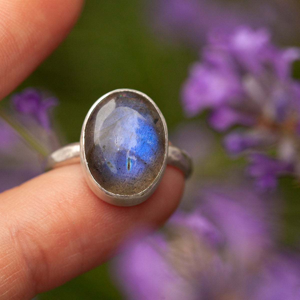 Bague en argent avec cabochon de labradorite, réalisée pendant le cours