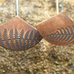 Charger l&#39;image dans la galerie, OOAK dangle earrings with plant imprint #1 • copper (ready-to-ship)
