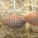 Afbeelding in Gallery-weergave laden, OOAK dangle earrings with plant imprint #1 • copper (ready-to-ship)
