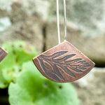 Charger l&#39;image dans la galerie, OOAK dangle earrings with plant imprint #2 • copper (ready-to-ship)
