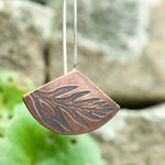 Afbeelding in Gallery-weergave laden, OOAK dangle earrings with plant imprint #2 • copper (ready-to-ship)
