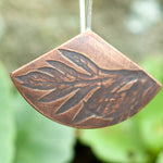 Afbeelding in Gallery-weergave laden, OOAK dangle earrings with plant imprint #2 • copper (ready-to-ship)
