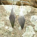 Charger l&#39;image dans la galerie, OOAK dangle earrings with plant imprint #5 • silver (ready-to-ship)
