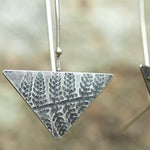 Lade das Bild in den Galerie-Viewer, OOAK dangle earrings with plant imprint #8 • silver (ready-to-ship)
