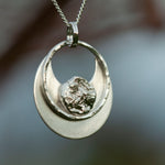 Afbeelding in Gallery-weergave laden, OOAK • Crescent moon pendant in silver #11 (ready to ship)
