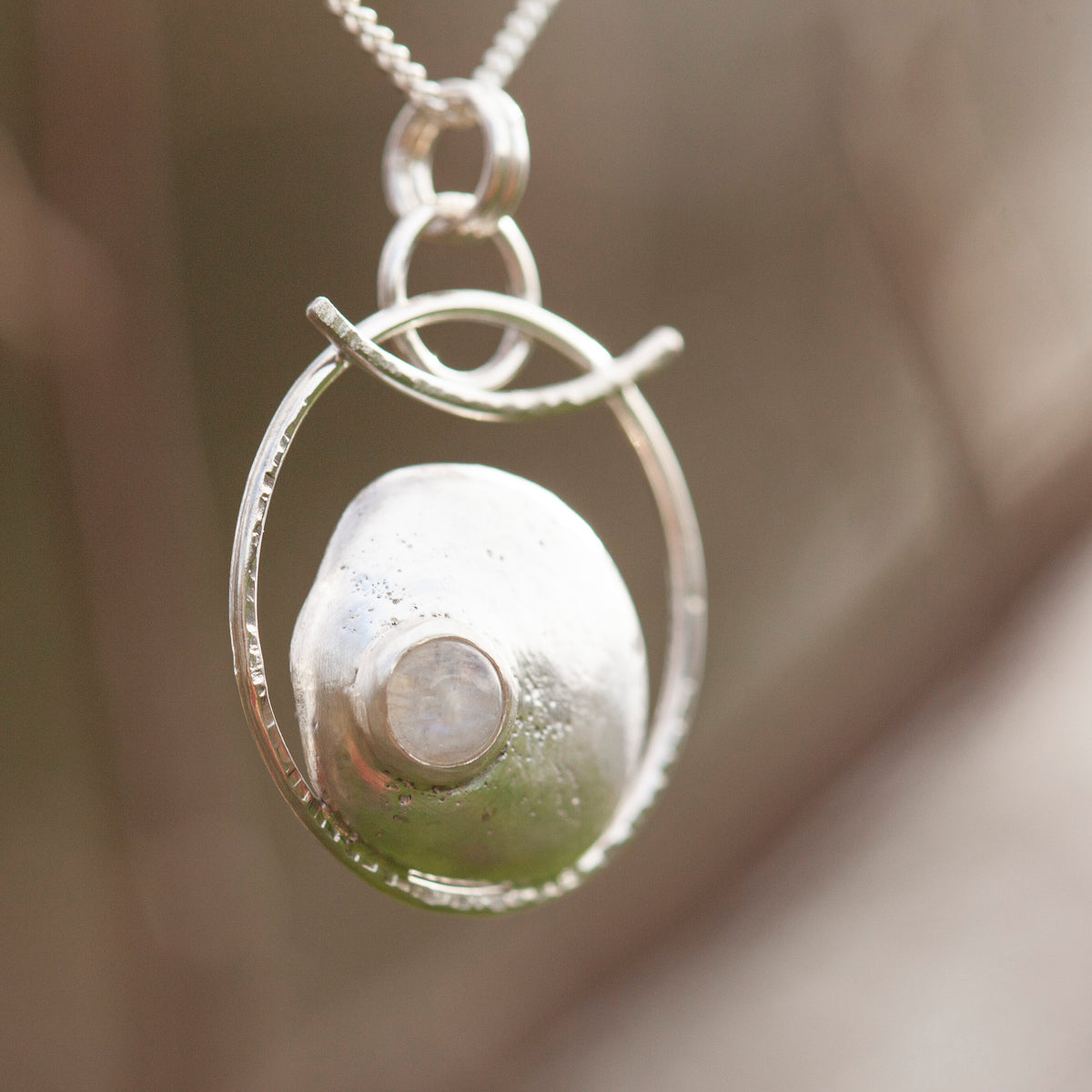 Unikat • Silver Pebble Anhänger mit weißem Labradorit #4 (versandbereit)