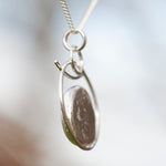 Cargar imagen en el visor de la galería, OOAK • Silver Pebble pendant with White labradorite #4 (ready to ship)
