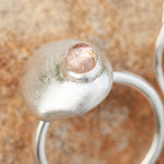 Afbeelding in Gallery-weergave laden, OOAK • Silver Pebble ring set #2, pink tourmaline, size 57,5 (ready to ship)
