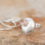 Lade das Bild in den Galerie-Viewer, OOAK • Silver Pebble ring set #2, pink tourmaline, size 57,5 (ready to ship)
