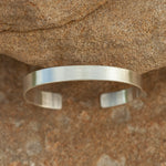 Charger l&#39;image dans la galerie, OOAK Simple flat bracelet in silver #1 • size 5,5cm (ready-to-ship)

